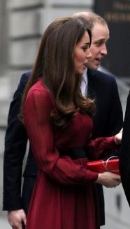 Ducesa Kate îşi afişează burtica de gravidă